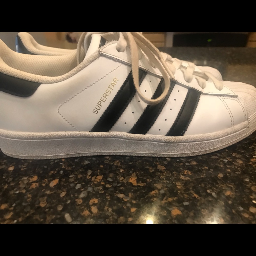 Adidas Women’s Superstar tennis shoes 9.5